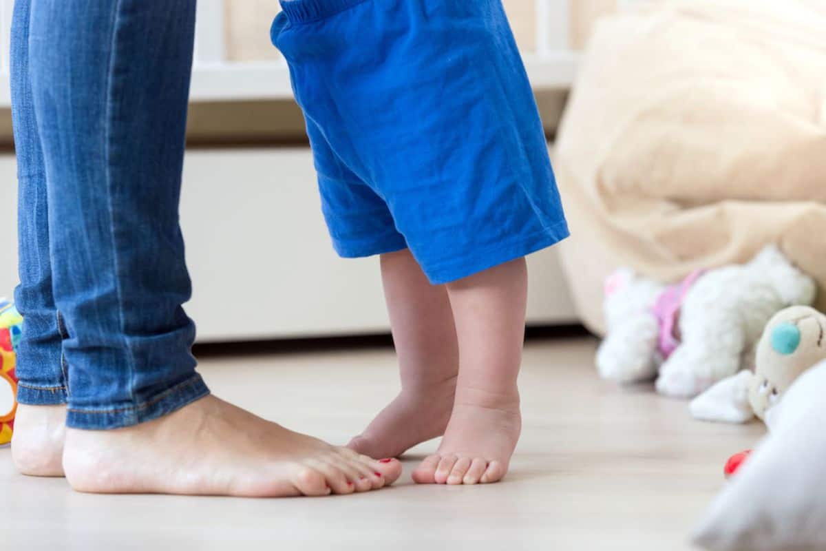 Moderne Alternative zur Fußbodenheizung 2026 – Sockelleistenheizung in deutschem Wohnzimmer