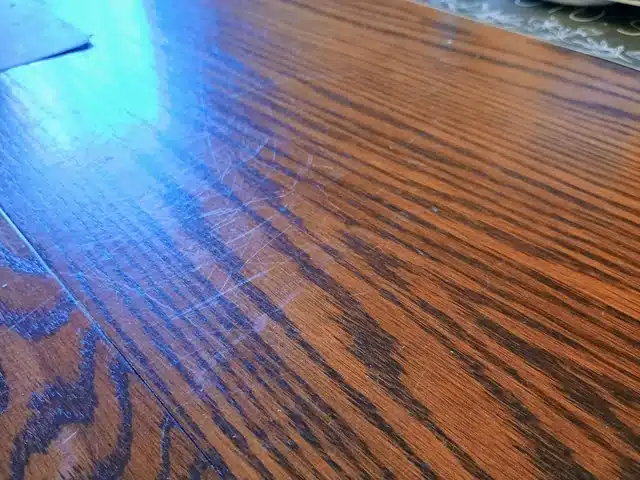 Kratzer auf Holztisch entfernen 2026 – Vorher und Nachher: So wird der Holztisch wieder wie neu mit einfachen Hausmitteln