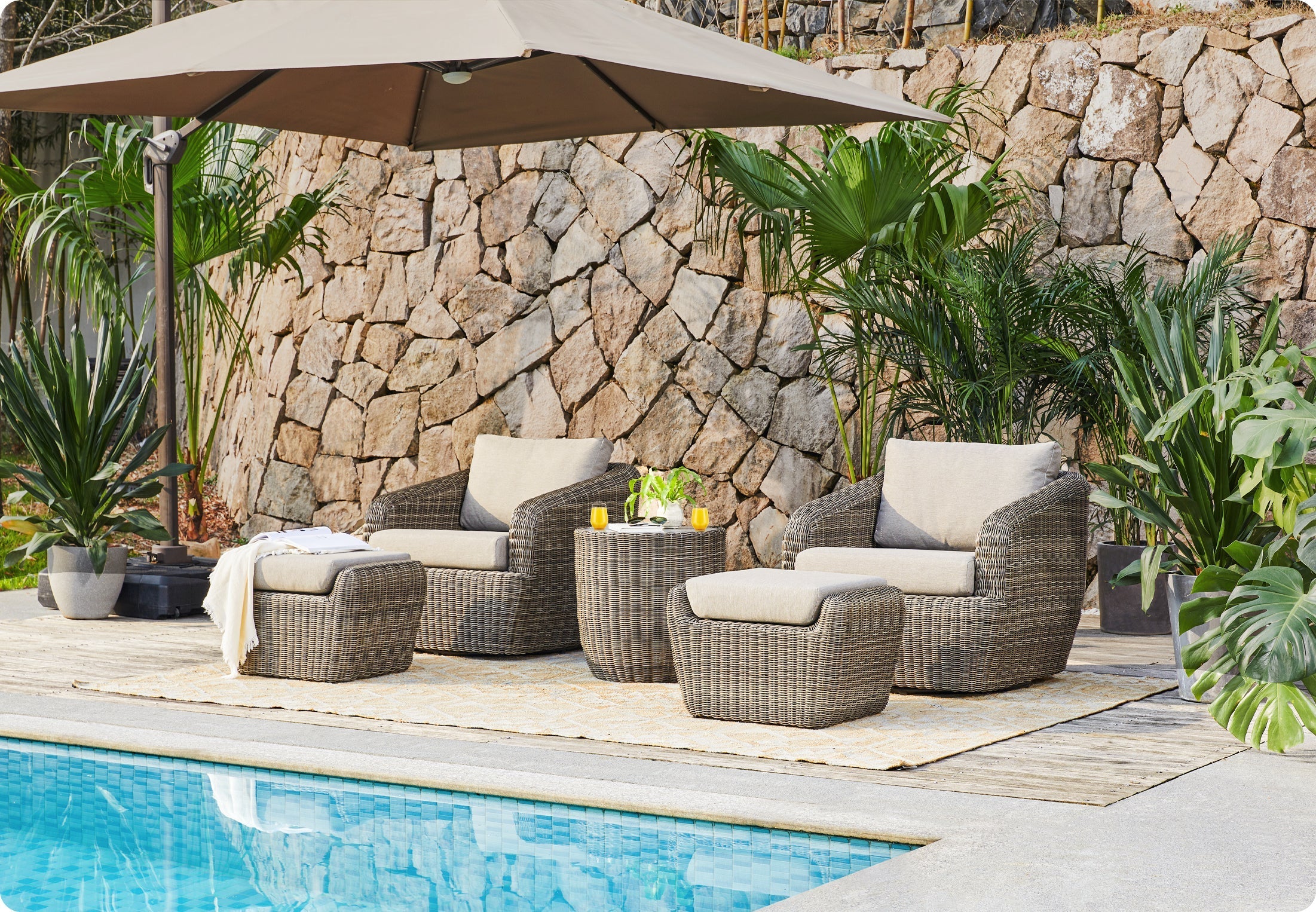 Frisch gereinigte Gartenmöbel auf sonniger Terrasse – Frühjahrsputz 2026 mit sauberen Polstern und Holz