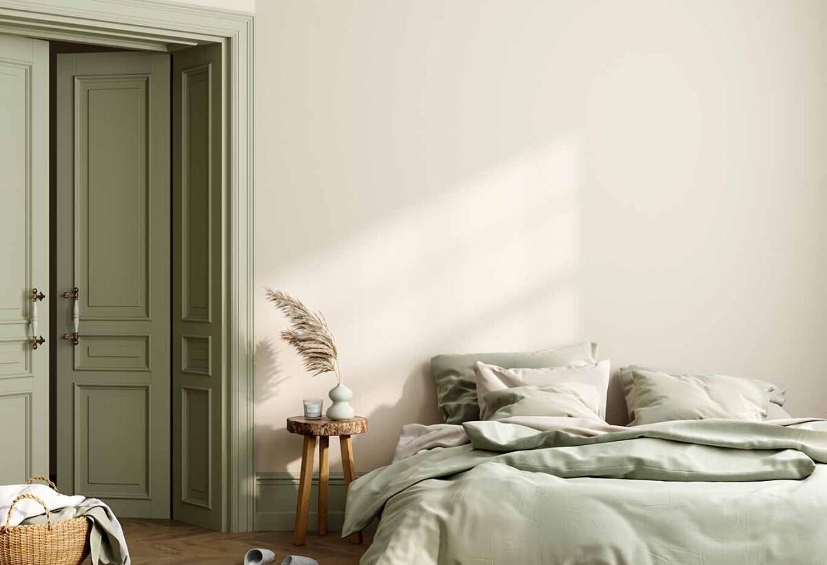 Frische saubere Matratze im modernen Schlafzimmer 2026 – milbenfrei und frisch nach der Reinigung mit Hausmitteln