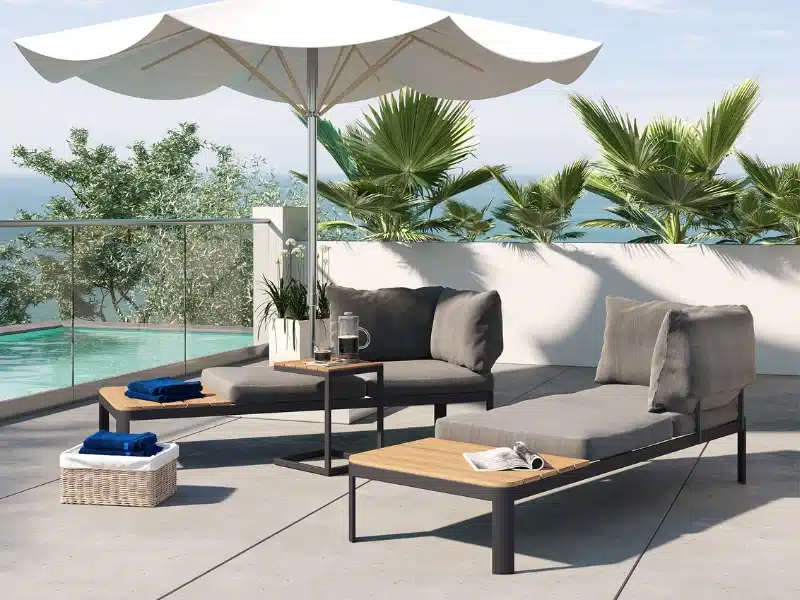 Nachhaltige Gartenmöbel 2026 aus Teak und recyceltem Ocean Plastic auf moderner sonniger Terrasse – stilvoll und umweltfreundlich