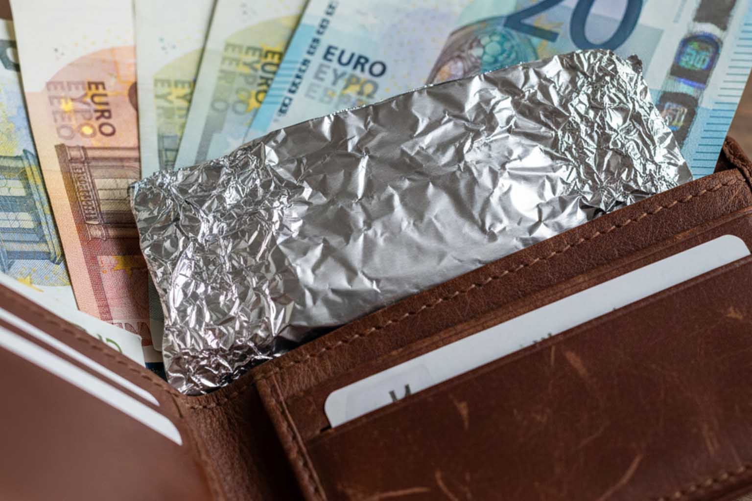 Alufolie um Kreditkarte wickeln – einfacher RFID-Schutz für deine Bankdaten 2026